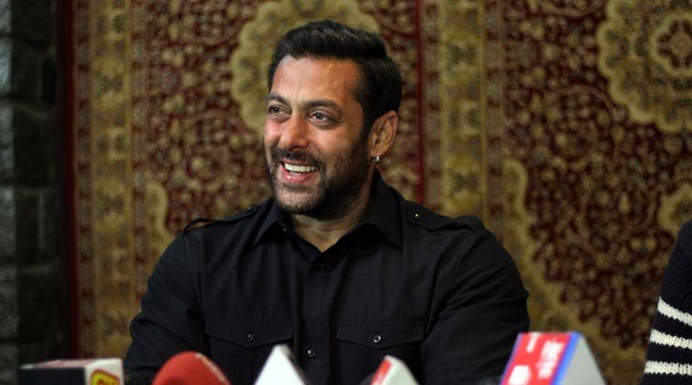 बजरंगी भाईजान, सलमान खान, हनुमान चलीसा, करीना कपूर, फिल्म बजरंगी भाईजान, बॉलीवुड, बॉलीवुड न्यूज़, बॉलीवुड समाचार, मनोरंजन, Bajrangi Bhaijaan, Bollywood, hanuman chalisa, Kareena kapoor, Movie, salman khan