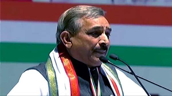 कांग्रेस के प्रमोद तिवारी ने भी सुषमा स्वराज के साथ ही राजस्थान और मध्य प्रदेश के मुख्यमंत्रियों पर निशाना साधा तथा उनके इस्तीफों की मांग की। उन्होंने कहा कि व्यापमं घोटाले में 48 लोगों की जान गयी है।(YouTube Photo)