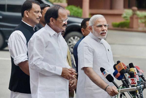 बुधवार को शुरू हुए संसद के मानसून सत्र के पहले प्रधानमंत्री नरेंद्र मोदी मीडिया से बातचीत करते हुए जरूर कहा कि वे उम्मीद करते हैं कि सत्र में सांसद कुछ अच्छे फैसले लेंगे, लेकिन भूमि विधेयक पर मीडियाकर्मियों के सवाल पर उन्होंने कोई जवाब नहीं दिया।(PTI Photo)