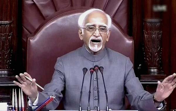 कांग्रेस समेत विभिन्न विपक्षी दलों ने ललितगेट मसले पर जोरदार हंगामा किया, जिससे सदन में काम-काज बुरी तरह प्रभावित रहा। हंगामें के कारण सदन की कार्रवाई 3 बार स्थगित करनी पड़ी। बिना किसी कार्रवाई के सदन पहले 12 बजे तक, फिर कार्यवाही 12.30 बजे तक और जब सदन की कार्यवाही पुन: शुरू हुई तो इसे 2 बजे तक के लिए स्थगित करना पड़ा। (PTI Photo)