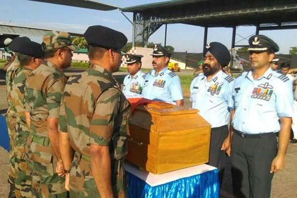 थल सेना और वायु सेना के कई वरिष्ठ अधिकारी भी इस मौके पर मौजूद थे और उन्होंने भी देश के ‘मिसाइल मैन’ को अंतिम श्रद्धांजलि दी। (Source: Sitanshu Kar/ Twitter)