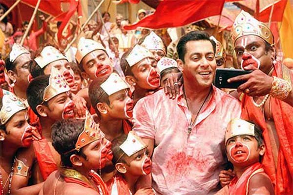 बजरंगी भाईजान, बजरंगी भाईजान की कहानी, बजरंगी भाईजान संग, ईद, सलमान खान, करीना कपूर, Bajrangi Bhaijaan, Bajrangi Bhaijaan Review,Bajrangi Bhaijaan Collection, Bajrangi Bhaijaan Movie, Bajrangi Bhaijaan 1st Day Collection, Bajrangi Bhaijaan Eid, Salman Khan, Kareena Kapoor, Bollywood News
