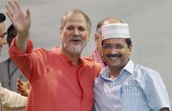 इफ्तार पार्टी में नजीब जंग से गले मिले केजरीवाल, कहा: कोई ‘कटु भावना’ नहीं