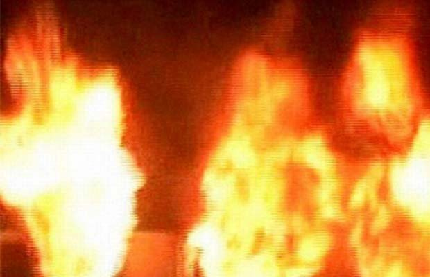 प. बंगाल: भीड़ ने थाने में आग लगाई, कई पुलिसकर्मी घायल