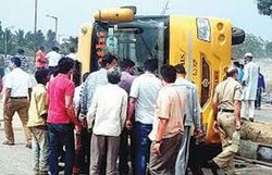 दिल्ली: स्कूल बस पलटने से 12 बच्चे गंभीर रूप से घायल