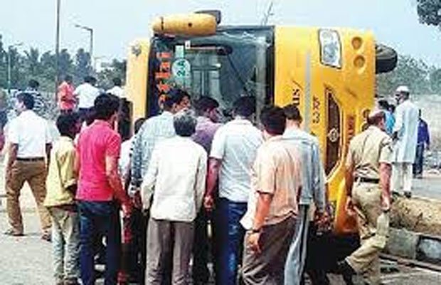 दिल्ली: स्कूल बस पलटने से 12 बच्चे गंभीर रूप से घायल