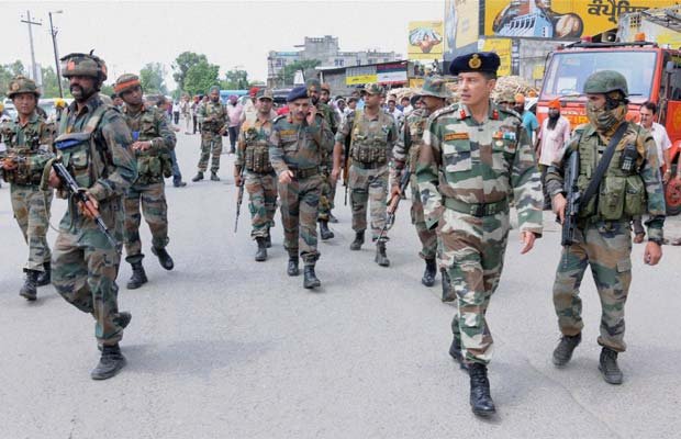 गुरदासपुर आतंकी हमला: शिवसेना ने जलाया ‘पाकिस्तानी झंडा’