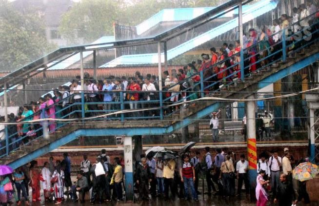 मुंबई बारिश, मुंबई, भारी बारिश, Mumbai Rains, Mumbai, Mumbai Waterlogging, Mumbai Suburbs, Heavy rains, Heavy rains in Mumbai, Waterlogging, train services in mumbai
