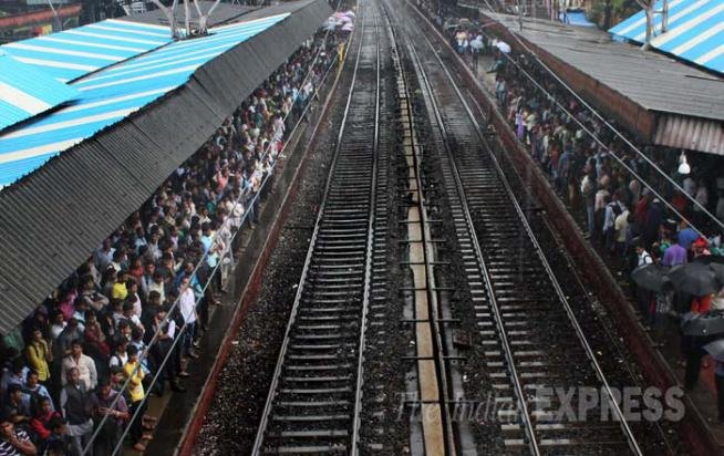 मुंबई बारिश, मुंबई, भारी बारिश, Mumbai Rains, Mumbai, Mumbai Waterlogging, Mumbai Suburbs, Heavy rains, Heavy rains in Mumbai, Waterlogging, train services in mumbai