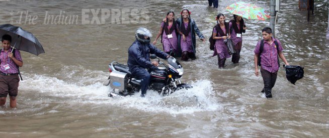 मुंबई बारिश, मुंबई, भारी बारिश, Mumbai Rains, Mumbai, Mumbai Waterlogging, Mumbai Suburbs, Heavy rains, Heavy rains in Mumbai, Waterlogging, train services in mumbai