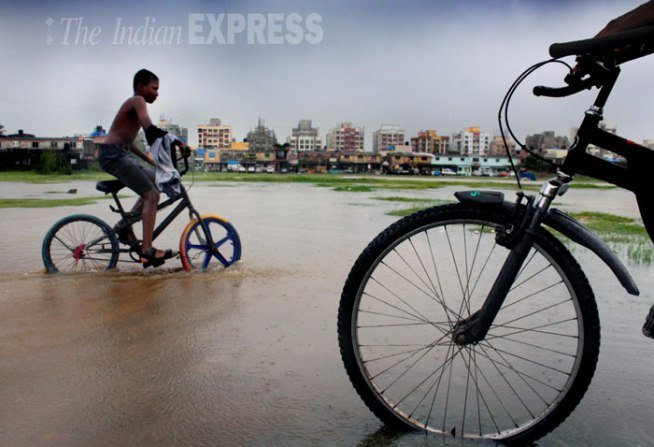 मुंबई बारिश, मुंबई, भारी बारिश, Mumbai Rains, Mumbai, Mumbai Waterlogging, Mumbai Suburbs, Heavy rains, Heavy rains in Mumbai, Waterlogging, train services in mumbai