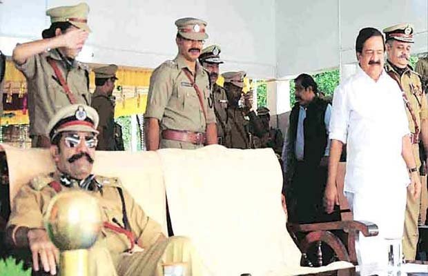 केरल: मंत्री को सलाम नहीं करने पर आईपीएस अधिकारी को कारण बताओ नोटिस