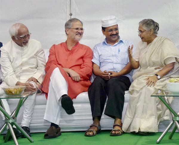 अरविंद केजरीवाल, इफ्तार पार्टी, केजरीवाल की इफ्तार पार्टी, केजरीवाल इफ्तार पार्टी, Arvind Kejriwal, Iftar Party, Kejriwal Iftar Party, LG Najeeb Jung, Pakistan Abdul Basit, Vice President Hamid Ansari, Sheila Dikshit, Manish Sisodia, Arvind Kejriwal News