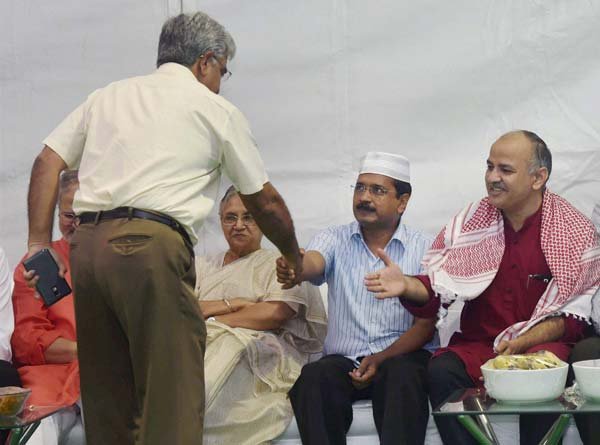 अरविंद केजरीवाल, इफ्तार पार्टी, केजरीवाल की इफ्तार पार्टी, केजरीवाल इफ्तार पार्टी, Arvind Kejriwal, Iftar Party, Kejriwal Iftar Party, LG Najeeb Jung, Pakistan Abdul Basit, Vice President Hamid Ansari, Sheila Dikshit, Manish Sisodia, Arvind Kejriwal News
