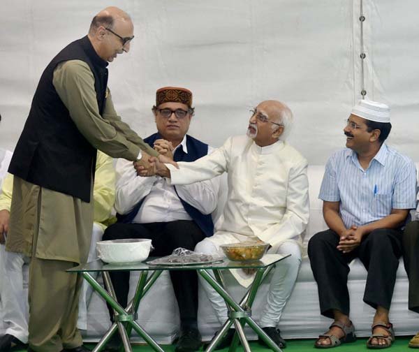 अरविंद केजरीवाल, इफ्तार पार्टी, केजरीवाल की इफ्तार पार्टी, केजरीवाल इफ्तार पार्टी, Arvind Kejriwal, Iftar Party, Kejriwal Iftar Party, LG Najeeb Jung, Pakistan Abdul Basit, Vice President Hamid Ansari, Sheila Dikshit, Manish Sisodia, Arvind Kejriwal News
