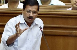 (मीनाक्षी के परिजनों से मिलने पहुंचे दिल्ली के मुख्यमंत्री अरविंद केजरीवाल) (फोटो-पीटीआई)