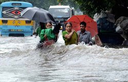 बारिश ने किया बेहाल, कोलकाता में पानी में बहा छह माह का शिशु