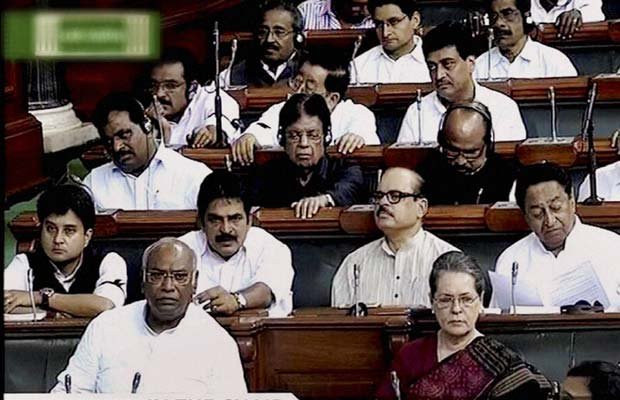 संसद में विपक्ष के ‘ललितगेट’ के जवाब में सरकार ने उछाला ‘वाड्रा मुद्दा’