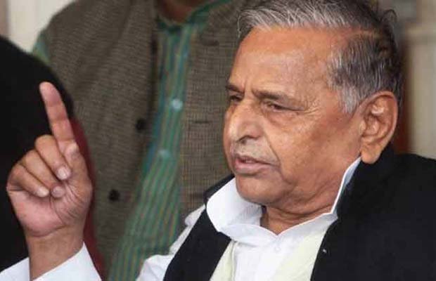 मुलायम सिंह के खिलाफ तहरीर दी आइपीएस ने, लगाया धमकाने का आरोप