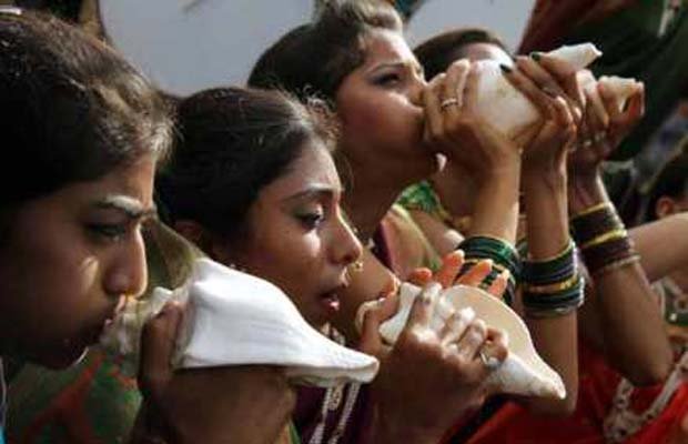 नासिक में कुंभ मेला शुरू, हजारों लोगों ने लगाई आस्था की डुबकी