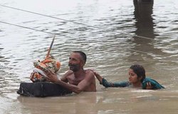 पाकिस्तान में बाढ़ का दहशत: 69 लोगों की मौत, करीब 3 लाख लोग प्रभावित