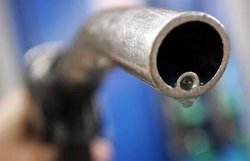 पेट्रोल-डीजल हुए 2 रुपए सस्ते, दिल्लीवालों को नहीं हुआ फायदा