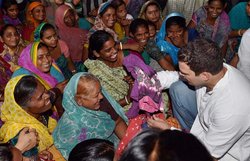 दिल्ली में रेहड़ी-पटरी वालों से मिले राहुल गांधी, कहा-आपके हक की लड़ाई लड़ूंगा