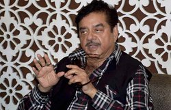 किसान मुद्दे पर यशवंत सिन्हा के साथ आए शत्रुघ्न सिन्हा, कहा- सदियों से अन्याय झेल रहे हैं किसान