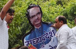 व्यापमं घोटाला: सीबीआई जांच में देरी पर बरसी कांग्रेस, भाजपा ने किया पलटवार