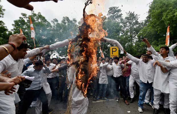 युवा कांग्रेस के कार्यकर्ता प्रधानमंत्री नरेंद्र मोदी का पुतला फूंकते हुए। (पीटीआई भाषा) युवा कांग्रेस के कार्यकर्ता प्रधानमंत्री नरेंद्र मोदी का पुतला फूंकते हुए। (पीटीआई भाषा)