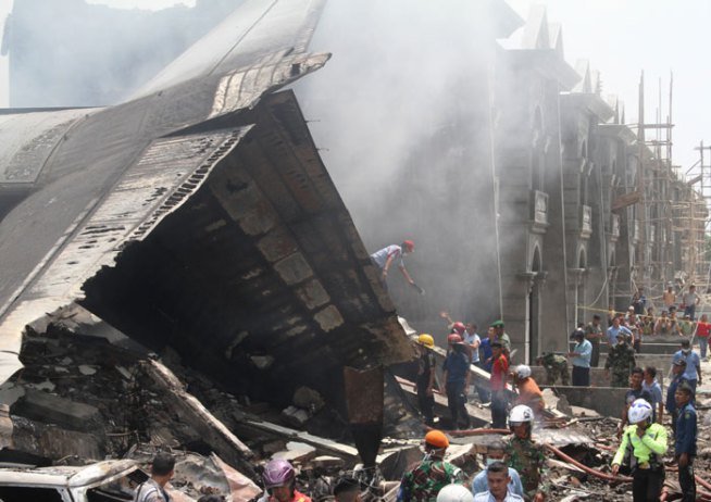 इंडोनेशिया, वायुसेना, दुर्घटनाग्रस्त, विस्फोट, सुमात्रा, Indonesia Military Plane Crash, Indonesia