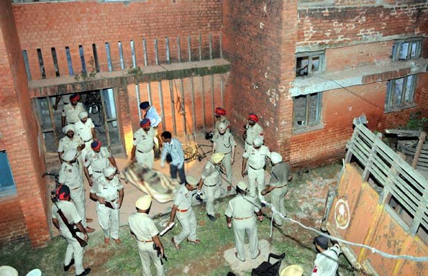 मुठभेड़ में एसपी की मौत, तीनों हमलावर ढेर (पीटीआई फोटो)