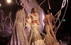 Couture fashion Week में कॉस्ट्यूम के जरिए दर्शाई नारी की कोमलता