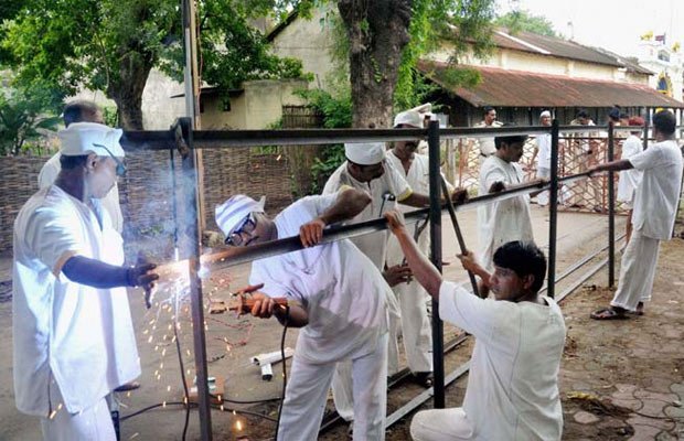 ‘याकूब मेमन को फांसी दो’: मुंबई बम विस्फोट के पीड़ितों की मांग