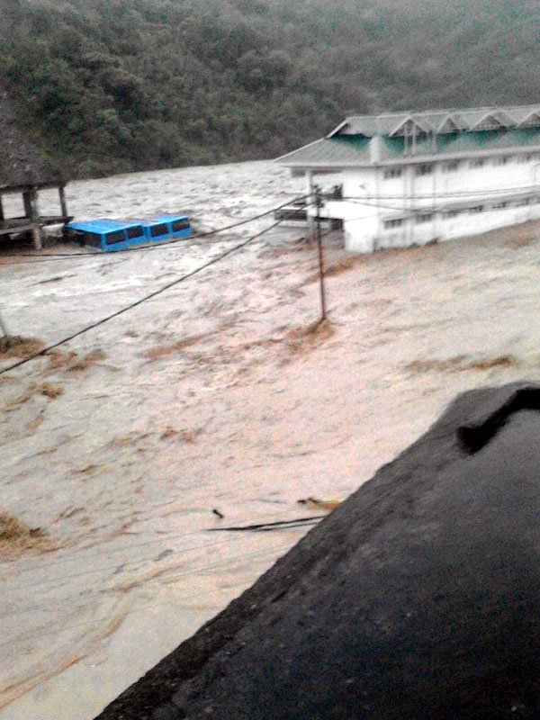 मंडी, बादल फटा, मंडी में बाढ़, धरमपुर बस स्टैंड, हिमाचल प्रदेश, Mandi, cloud burst, Flood Dharampur, Mandi Flood Photo, Flood In Mandi, Dharampur market, Dharampur bus station, Himachal Pradesh