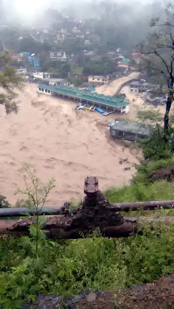 मंडी, बादल फटा, मंडी में बाढ़, धरमपुर बस स्टैंड, हिमाचल प्रदेश, Mandi, cloud burst, Flood Dharampur, Mandi Flood Photo, Flood In Mandi, Dharampur market, Dharampur bus station, Himachal Pradesh