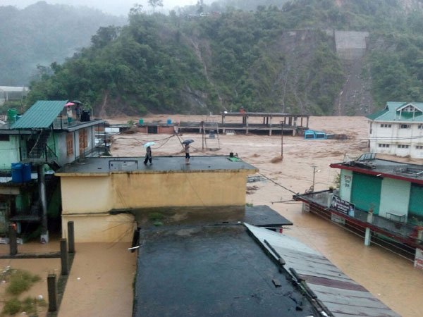 मंडी, बादल फटा, मंडी में बाढ़, धरमपुर बस स्टैंड, हिमाचल प्रदेश, Mandi, cloud burst, Flood Dharampur, Mandi Flood Photo, Flood In Mandi, Dharampur market, Dharampur bus station, Himachal Pradesh