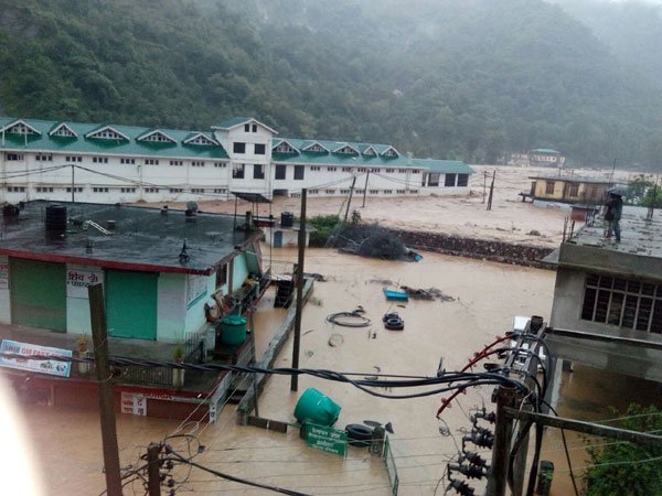 मंडी, बादल फटा, मंडी में बाढ़, धरमपुर बस स्टैंड, हिमाचल प्रदेश, Mandi, cloud burst, Flood Dharampur, Mandi Flood Photo, Flood In Mandi, Dharampur market, Dharampur bus station, Himachal Pradesh