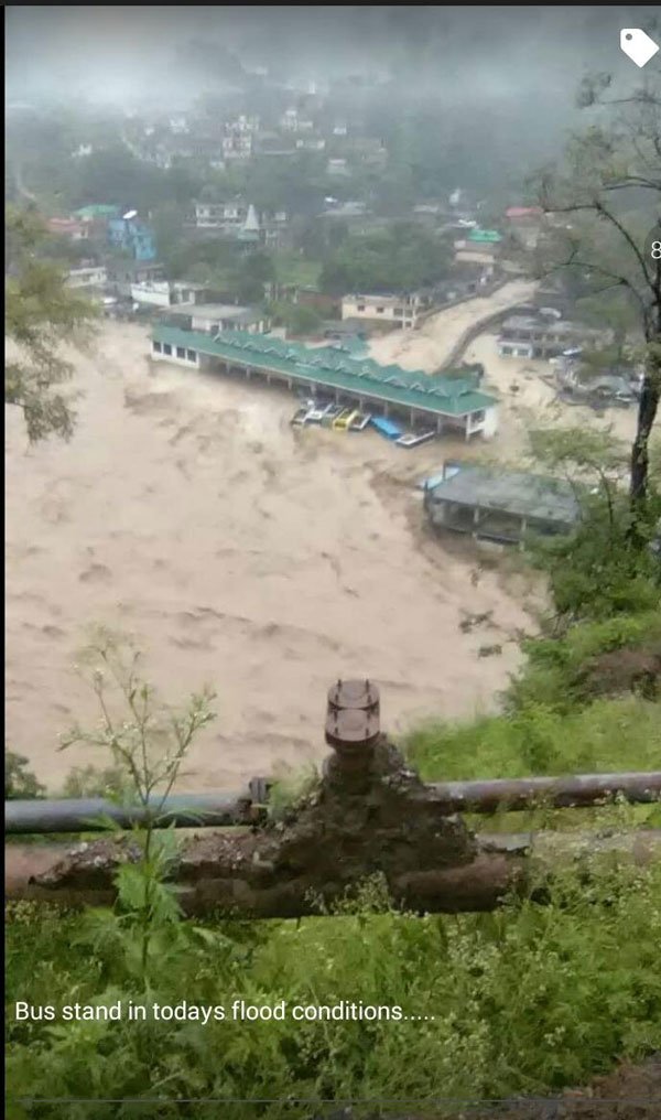 मंडी, बादल फटा, मंडी में बाढ़, धरमपुर बस स्टैंड, हिमाचल प्रदेश, Mandi, cloud burst, Flood Dharampur, Mandi Flood Photo, Flood In Mandi, Dharampur market, Dharampur bus station, Himachal Pradesh