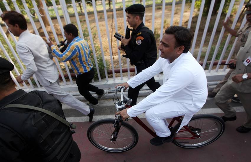 अखिलेश यादव को मिला साइकिल चुनाव चिन्ह। 