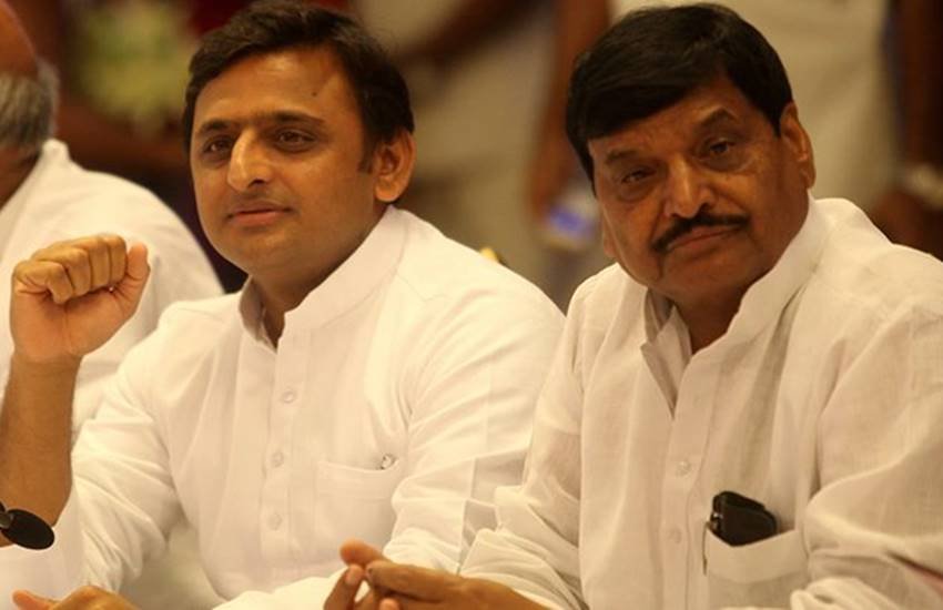 सपा अध्यक्ष अखिलेश यादव और उनके चाचा विधायक शिवपाल यादव।