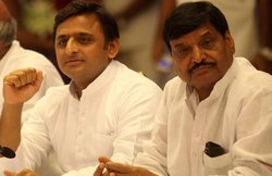 चाचा शिवपाल को यूपी की राजनीति से बाहर करेंगे अखिलेश? पत्‍नी की सीट से भेज सकते हैं “दिल्‍ली”