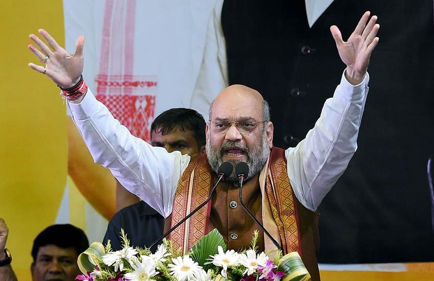 प.बंगाल में मंगलवार को एक जनसभा को संबोधित करते गृह मंत्री अमित शाह। (फोटोः पीटीआई)