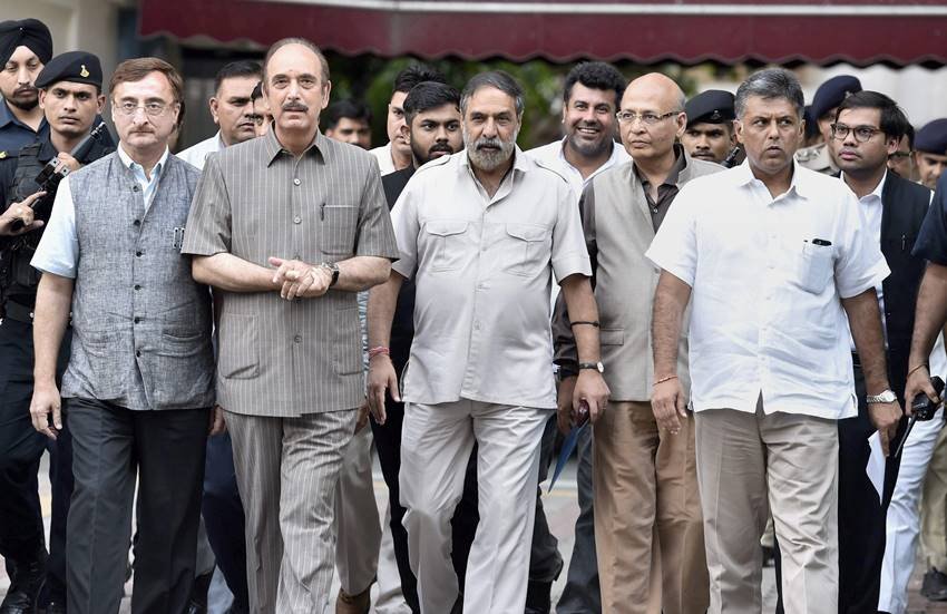 दिल्‍ली में चुनाव आयोग के अधिकारियों से मिलने जाते कांग्रेस नेता। (Source: PTI)