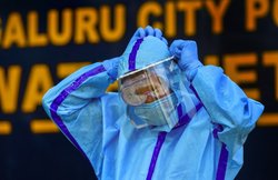 कोरोना वैक्सिनेशन की तैयारियां सिर पर! केंद्र से बोला SC- 7-8 माह से जुटे डॉक्टरों को आराम देने पर करें विचार