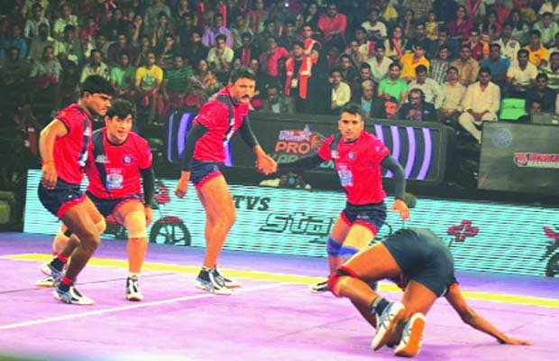 प्रो कबड्डी लीग: घरेलू हालात का फायदा नहीं उठा पाए दिल्ली के दबंग, मैच गंवाया