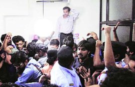 एफटीआईआई, पुणे, फिल्म ऐंड टेलिविजन इंस्टिट्यूट ऑफ इंडिया, प्रशांत पाथराबे, ftii, ftii protest, ftii arrest, ftii student arrest, ftii pune, ftii pune student arrest, gajendra chauhan, ftii news, ib ministry, ib news, ftii protesting students, pune news, latest news