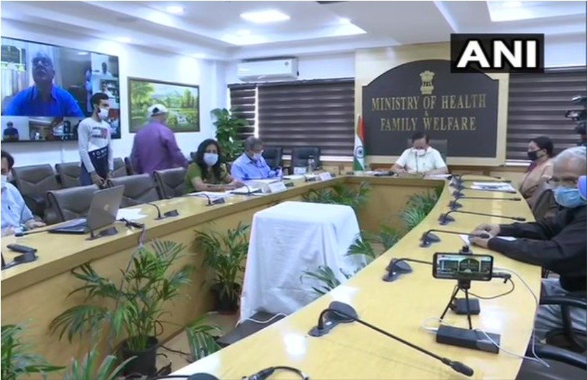 कोरोना को लेकर बैठक लेते हुए स्वास्थ्य मंत्री डॉ.हर्षवर्धन।
