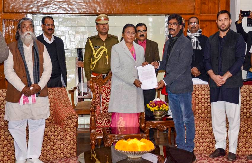 रांची में मंगलवार रात राजभवन में राज्यपाल द्रौपदी मुर्मू से भेंट करते JMM कार्यकारी अध्यक्ष हेमंत सोरेन। उनके साथ इस दौरान सोरेन के पिता शिबू सोरेन और RJD चीफ तेजस्वी यादव। (फोटोः पीटीआई)