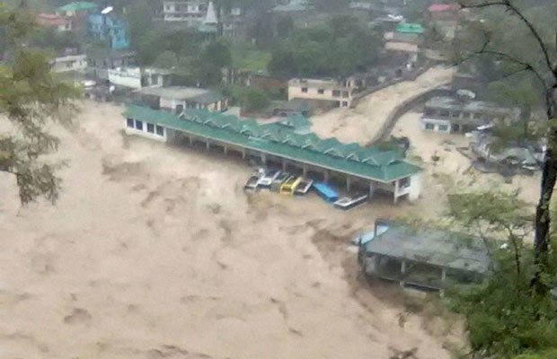 हिमाचल के धर्मपुर में बारिश से तबाही, चार की मौत